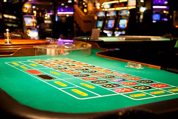 Live dealer at blackjack table streaming on gacor 200 Boom City